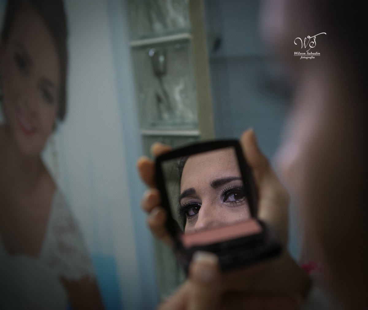 fotografia de casamento, noivos, noiva, noivo, fotografia de noivos, vestido de noiva, sapato, perfume, cabelo, véu, brinco, cruxificio, pai, mãe, padrinhos, padre, igreja, cerimonia, festa, salão de beleza, maquiagem, buquê, avó, buffê, bolo, convidados,