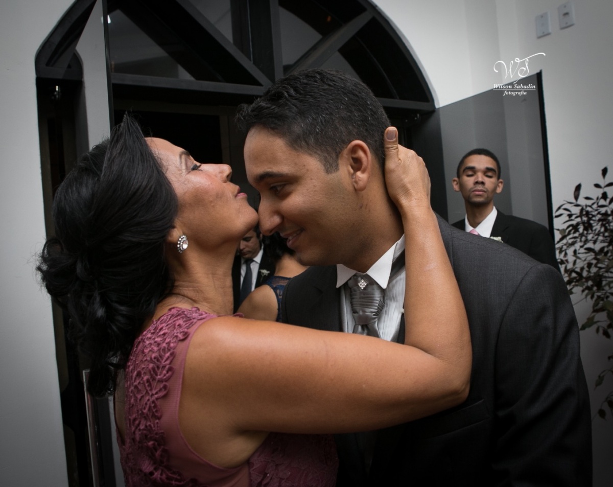 fotografia de casamento, noivos, noiva, noivo, fotografia de noivos, vestido de noiva, sapato, perfume, cabelo, véu, brinco, cruxificio, pai, mãe, padrinhos, padre, igreja, cerimonia, festa, salão de beleza, maquiagem, buquê, avó, buffê, bolo, convidados,