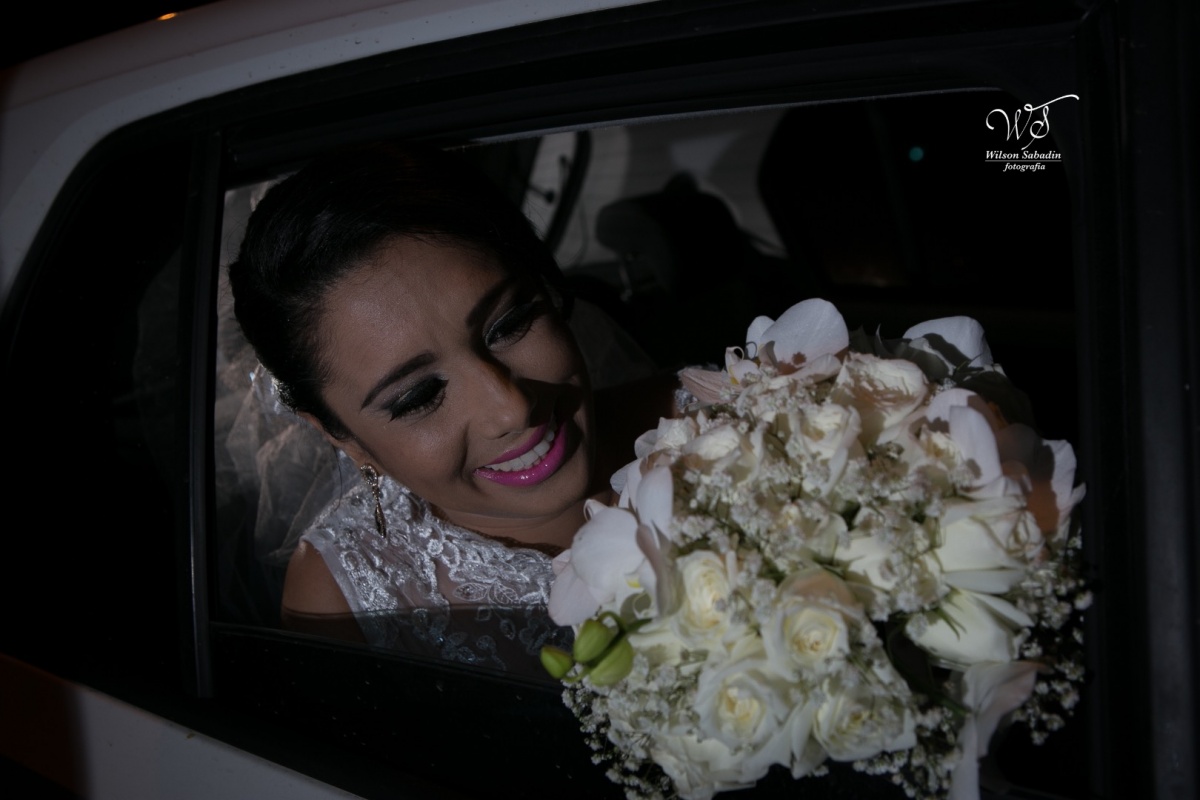 fotografia de casamento, noivos, noiva, noivo, fotografia de noivos, vestido de noiva, sapato, perfume, cabelo, véu, brinco, cruxificio, pai, mãe, padrinhos, padre, igreja, cerimonia, festa, salão de beleza, maquiagem, buquê, avó, buffê, bolo, convidados,