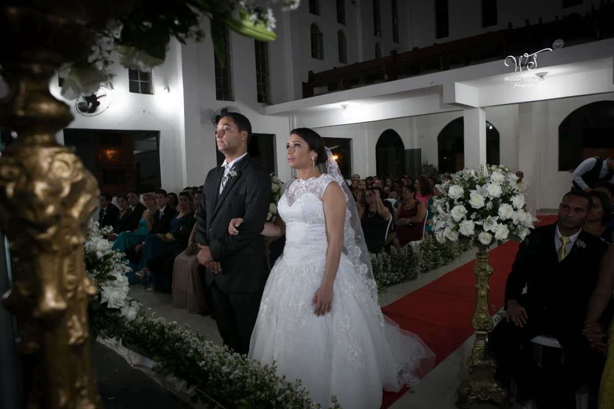 fotografia de casamento, noivos, noiva, noivo, fotografia de noivos, vestido de noiva, sapato, perfume, cabelo, véu, brinco, cruxificio, pai, mãe, padrinhos, padre, igreja, cerimonia, festa, salão de beleza, maquiagem, buquê, avó, buffê, bolo, convidados,