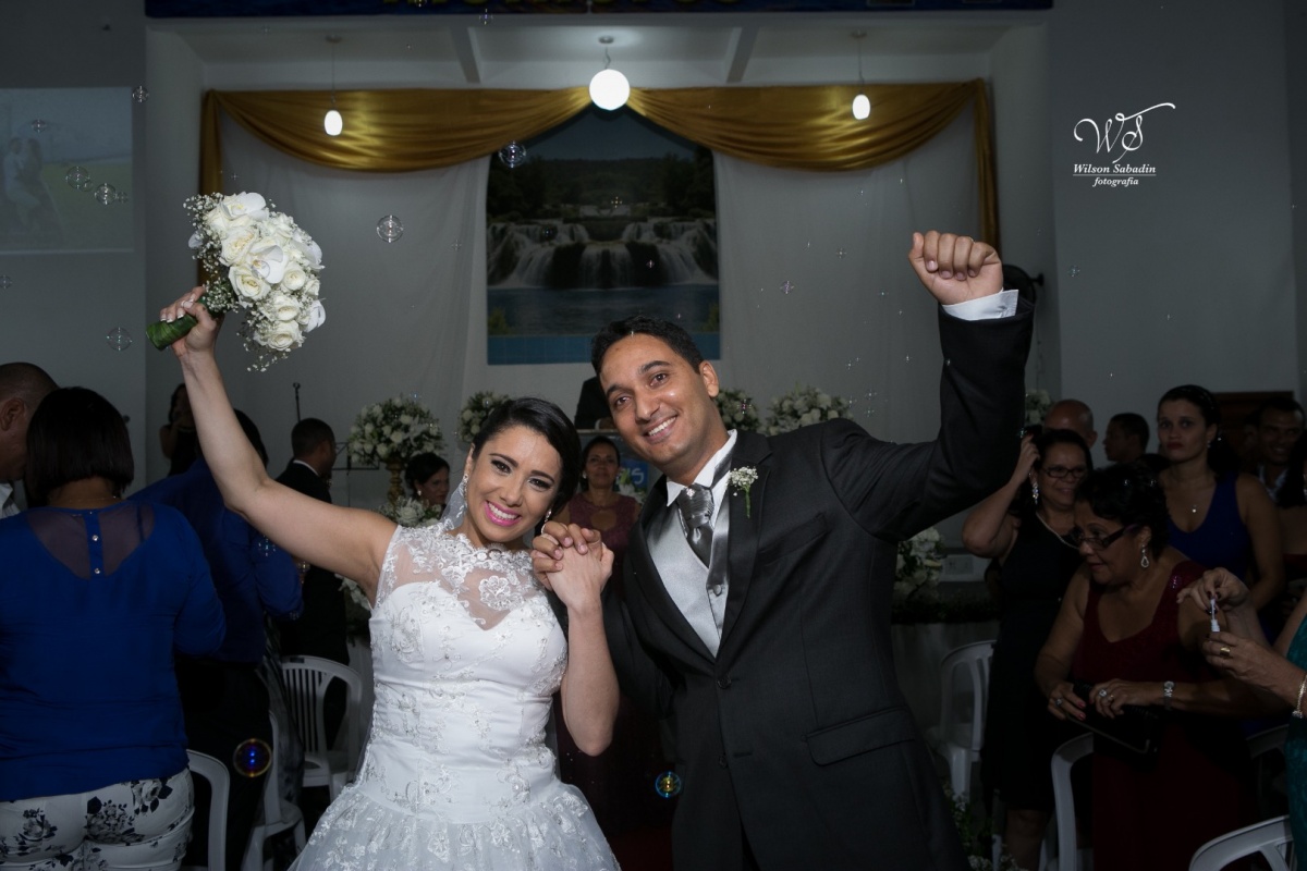 fotografia de casamento, noivos, noiva, noivo, fotografia de noivos, vestido de noiva, sapato, perfume, cabelo, véu, brinco, cruxificio, pai, mãe, padrinhos, padre, igreja, cerimonia, festa, salão de beleza, maquiagem, buquê, avó, buffê, bolo, convidados,