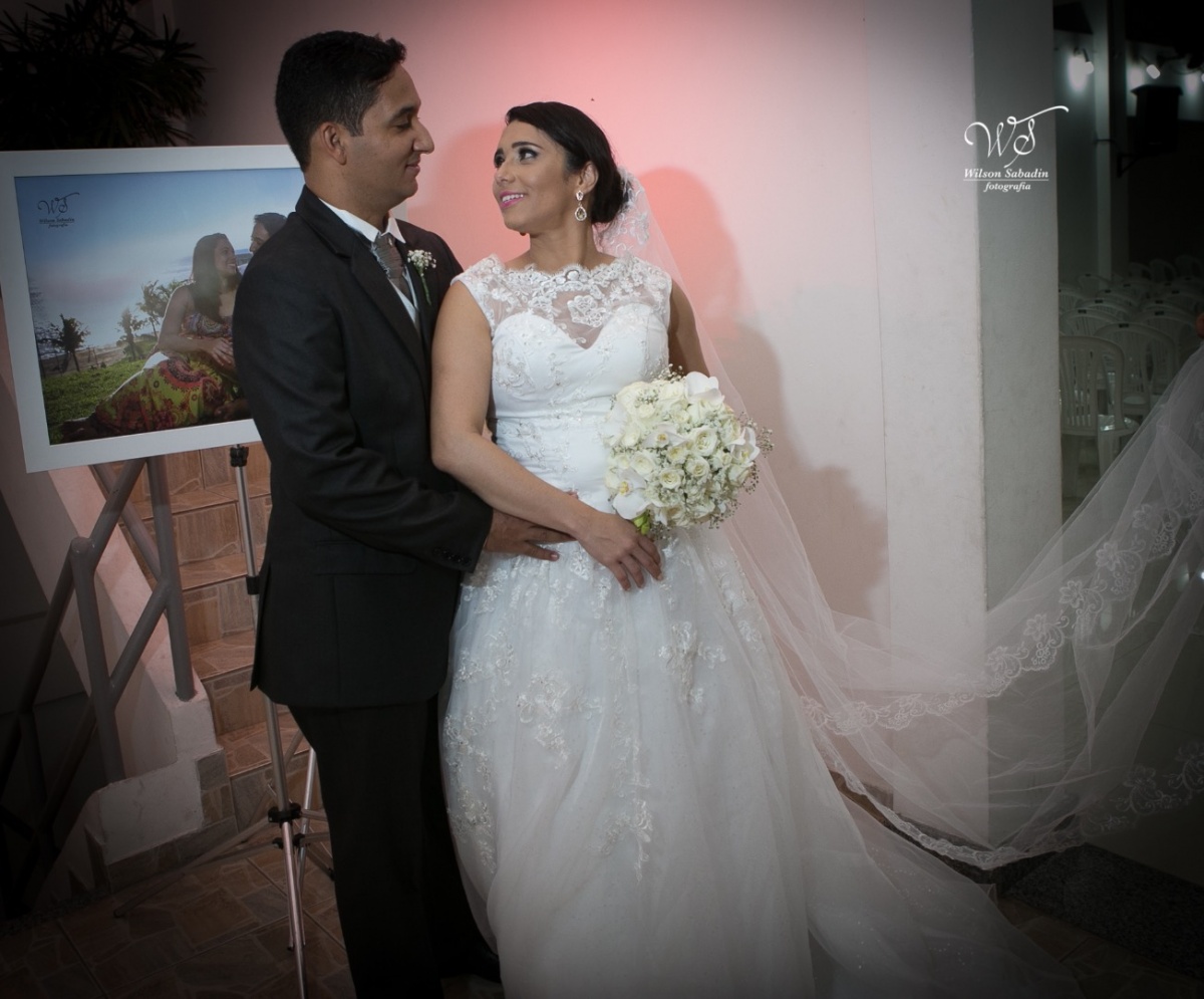 fotografia de casamento, noivos, noiva, noivo, fotografia de noivos, vestido de noiva, sapato, perfume, cabelo, véu, brinco, cruxificio, pai, mãe, padrinhos, padre, igreja, cerimonia, festa, salão de beleza, maquiagem, buquê, avó, buffê, bolo, convidados,