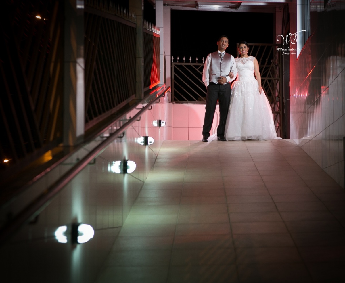 fotografia de casamento, noivos, noiva, noivo, fotografia de noivos, vestido de noiva, sapato, perfume, cabelo, véu, brinco, cruxificio, pai, mãe, padrinhos, padre, igreja, cerimonia, festa, salão de beleza, maquiagem, buquê, avó, buffê, bolo, convidados,