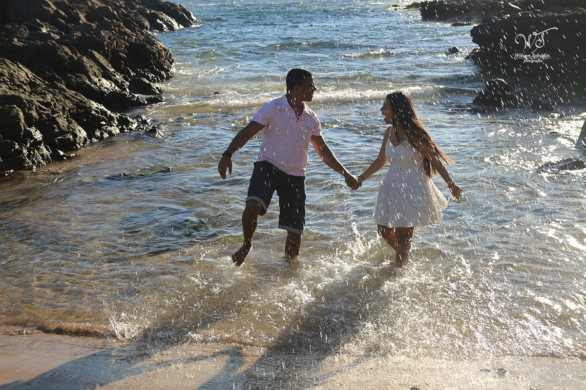 Ensaio de casal na praia do Farol da Barra em Salvador Bahia