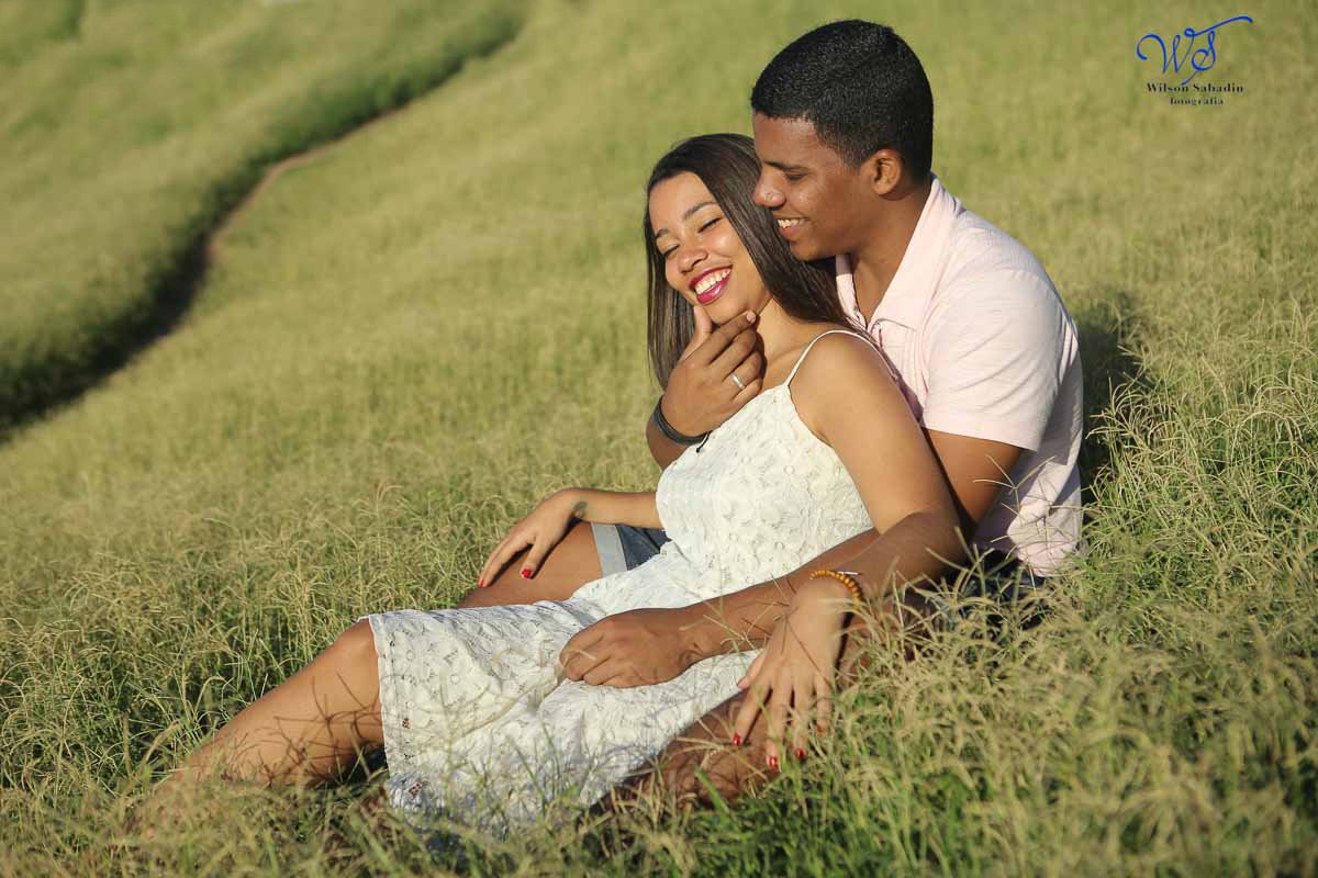 a cumplicidade do casal namorando no gramado do Farol da Barra Salvador Bahia