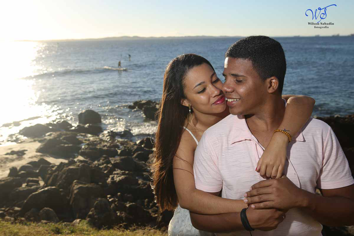 casal namorando enfrente a praia do Farol da Barra em Salvador Bahia