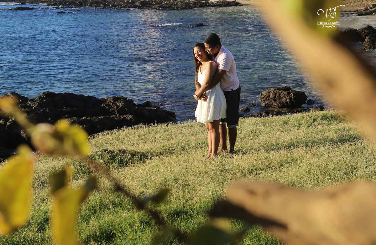 fotografo de casamento em Salvador Bahia, casal namorando enfrente ao Farol da Barra