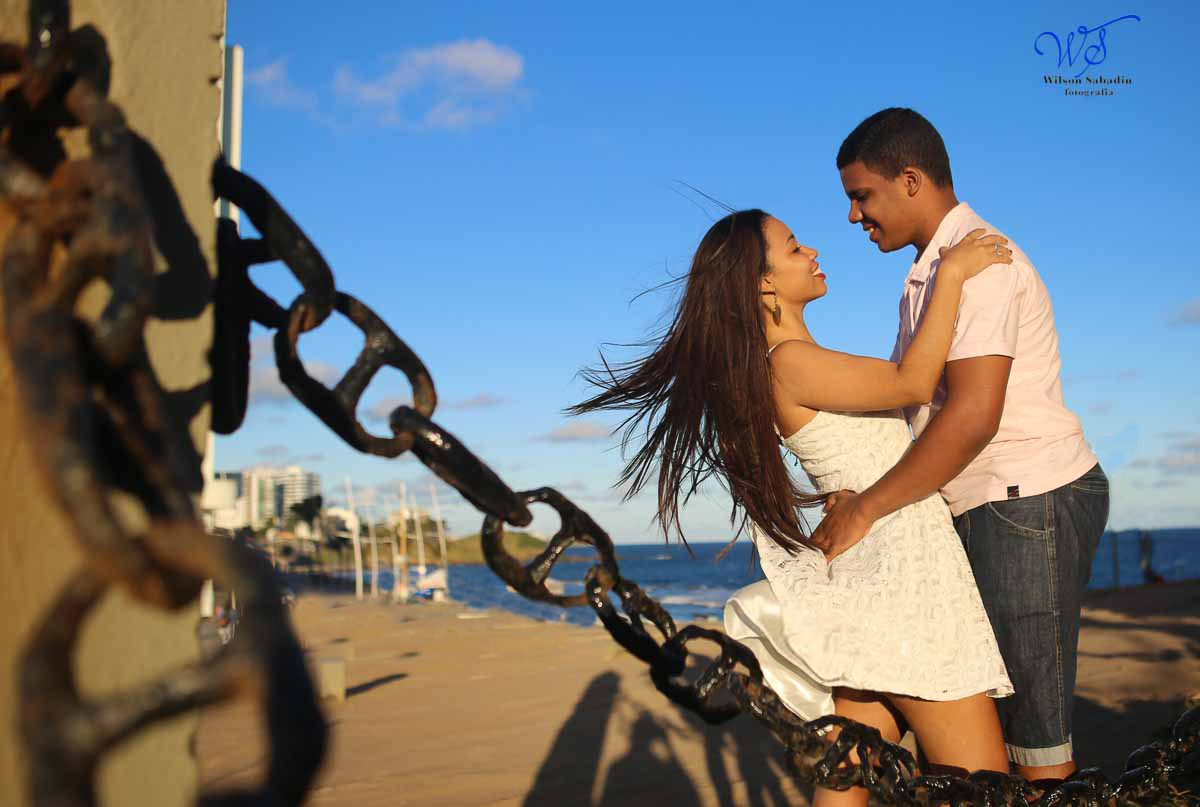 Casal sendo fotografado enfrente ao Farol da Barra em Salvador Bahia