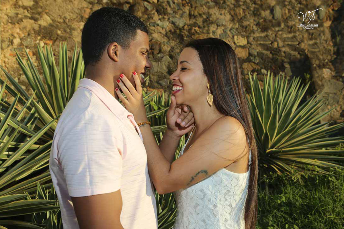 casal trocando olhares no Farol da Barra em Salvador Bahia