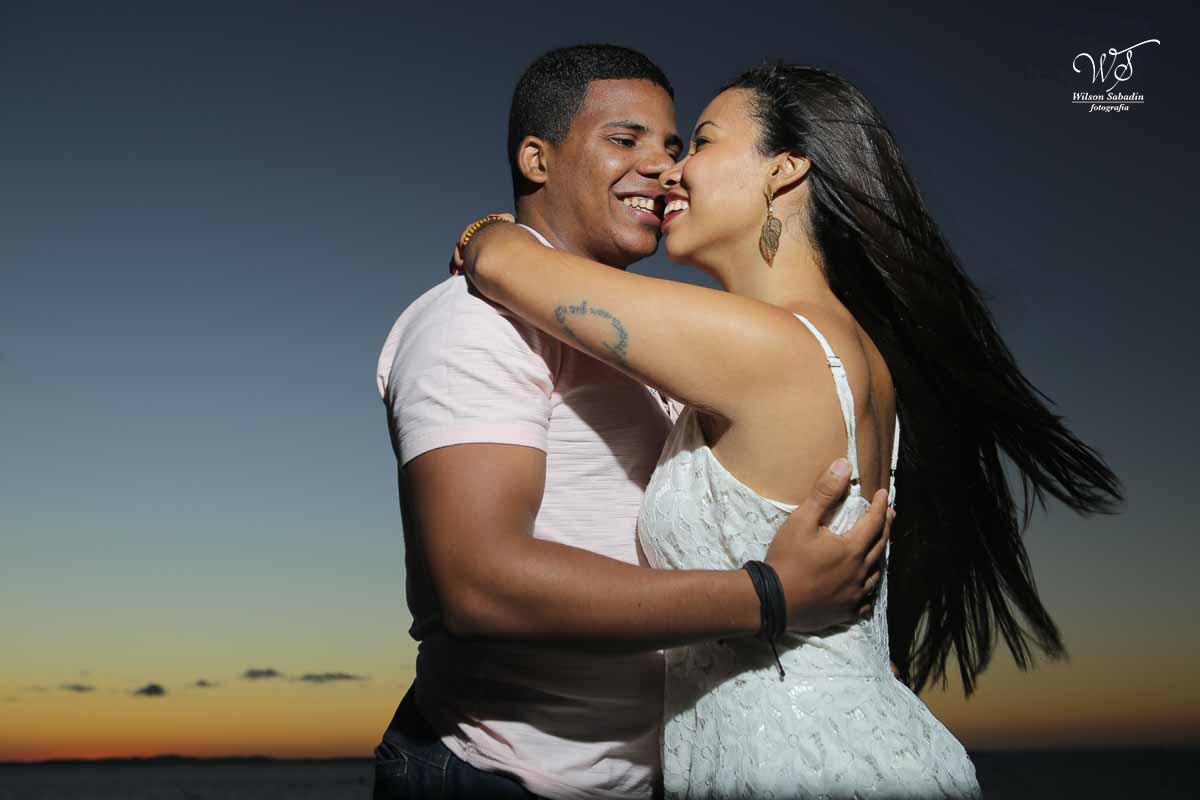 Casal apaixonado no lindo pôr do sol no Farol da Barra em Salvador Bahia