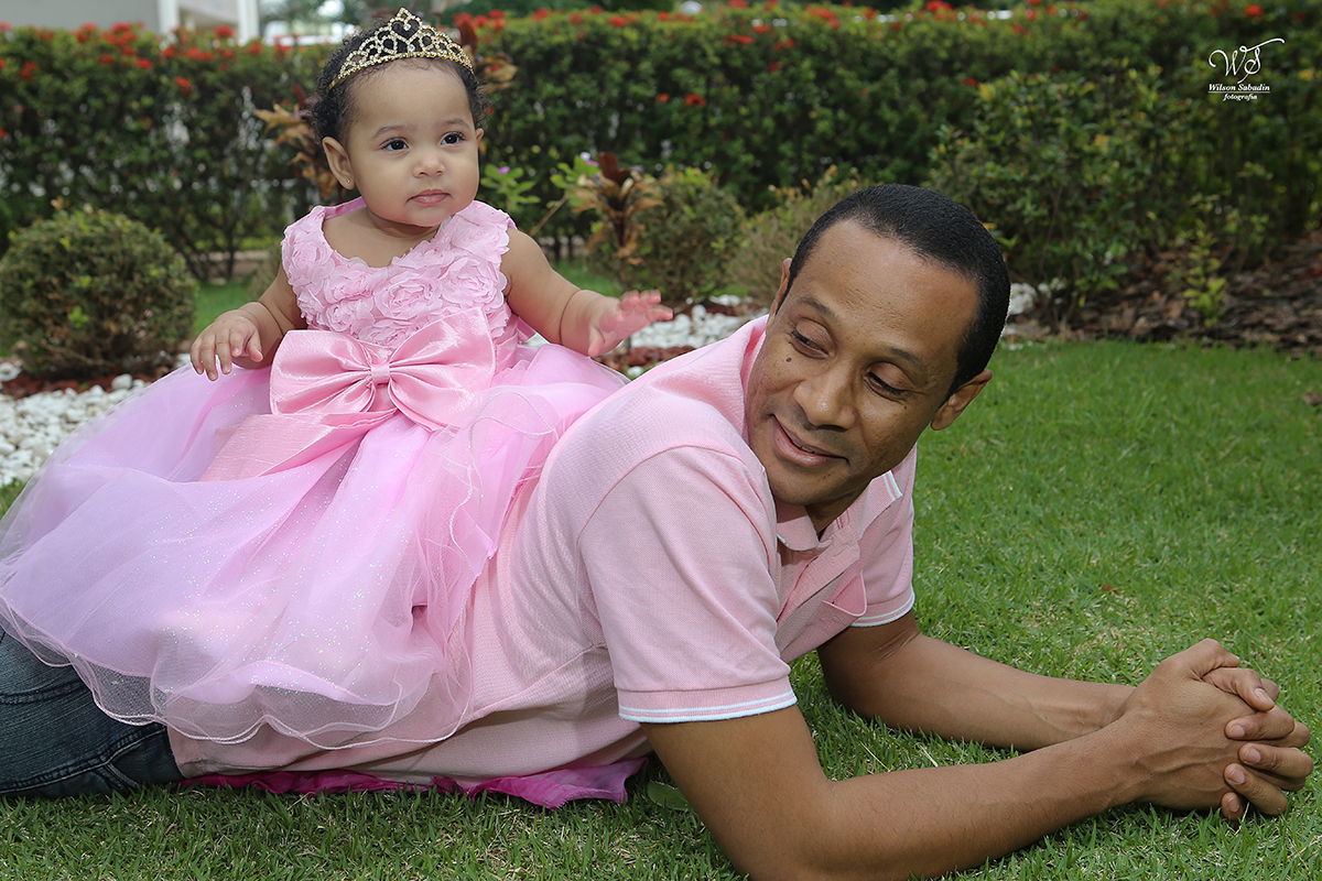 fotografia de familia em Salvador Bahia, a pequena Isabel encima do seu pai