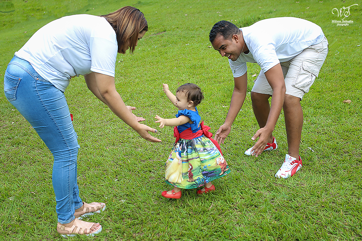 fotografia de familia em Salvador Bahia, a pequena Lavínia em seus primeiros passos