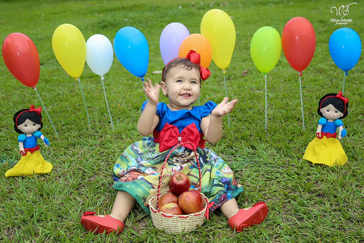 fotografia de smash The Cake, Lavínia comendo maças