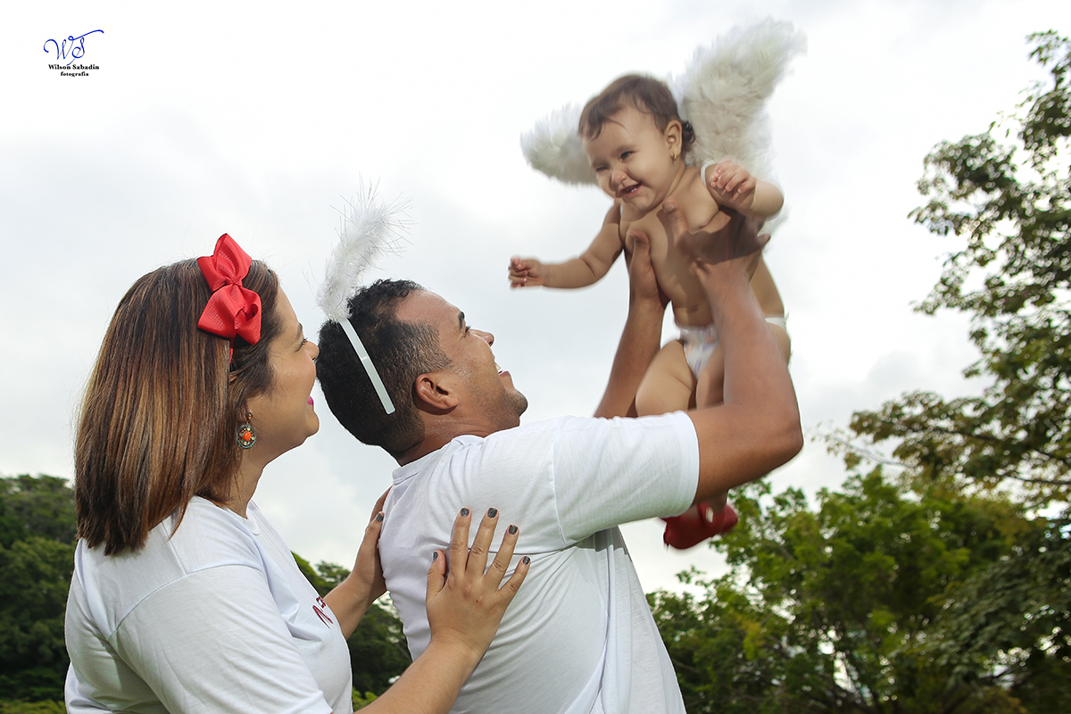 fotografia de familia em Salvador Bahia, a pequena sob os cuidados do pai