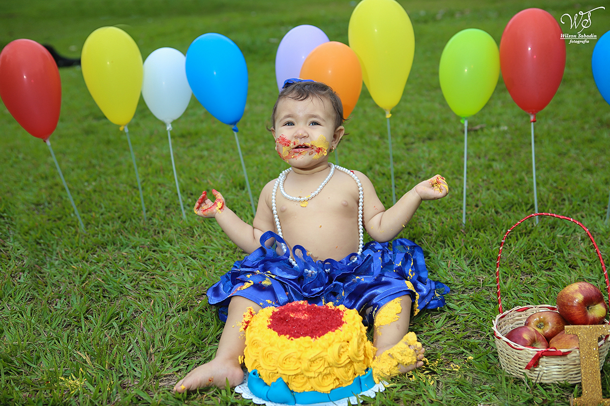 fotografia smash the cake lambuzada de bolo colorido