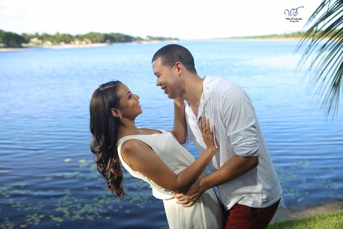 ensaio de casal em Salvador Bahia, casal enfrente a lagoa de Guarajuba Bahia