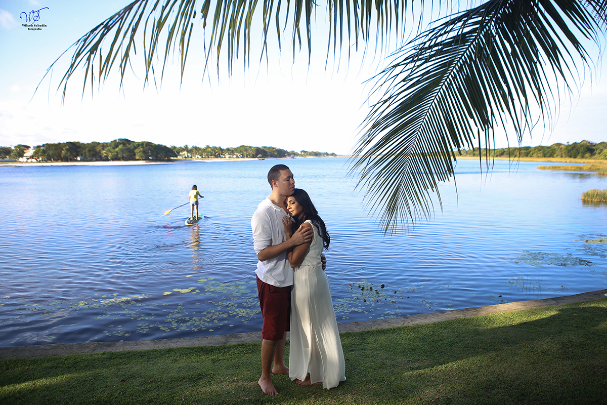 ensaio de pré wedding em Salvador Bahia, casal apaixonado enfrente a lagoa de Guarajuba