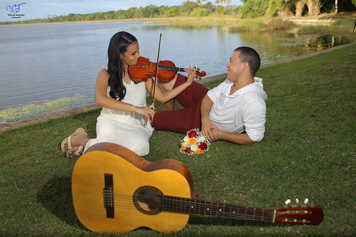 ensaio pré casamento em Salvador Bahia, a noiva tocando violino para o noivo