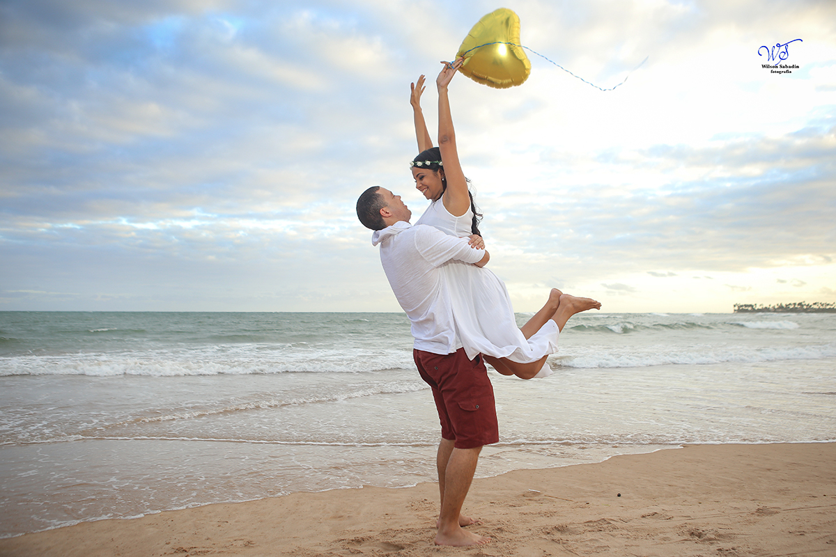 Ensaio pré casamento em Salvador Bahia, o noivo levantando a noiva