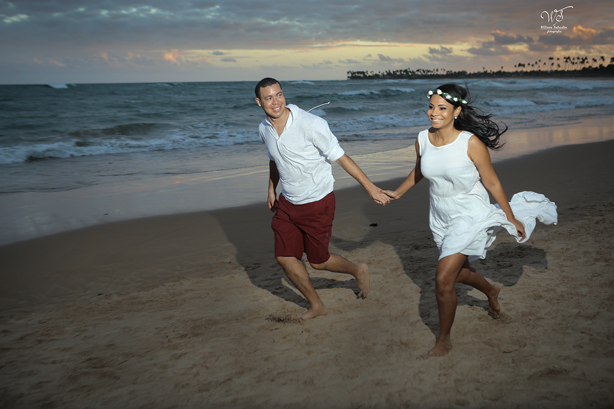 fotografia de casamento em Salvador Bahia, os noivos correndo na praia de Itacimirim Bahia