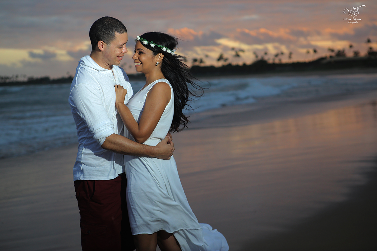 fotografia de casamento em Salvador Bahia, os noivos na praia de itacimirim ao pôr do sol