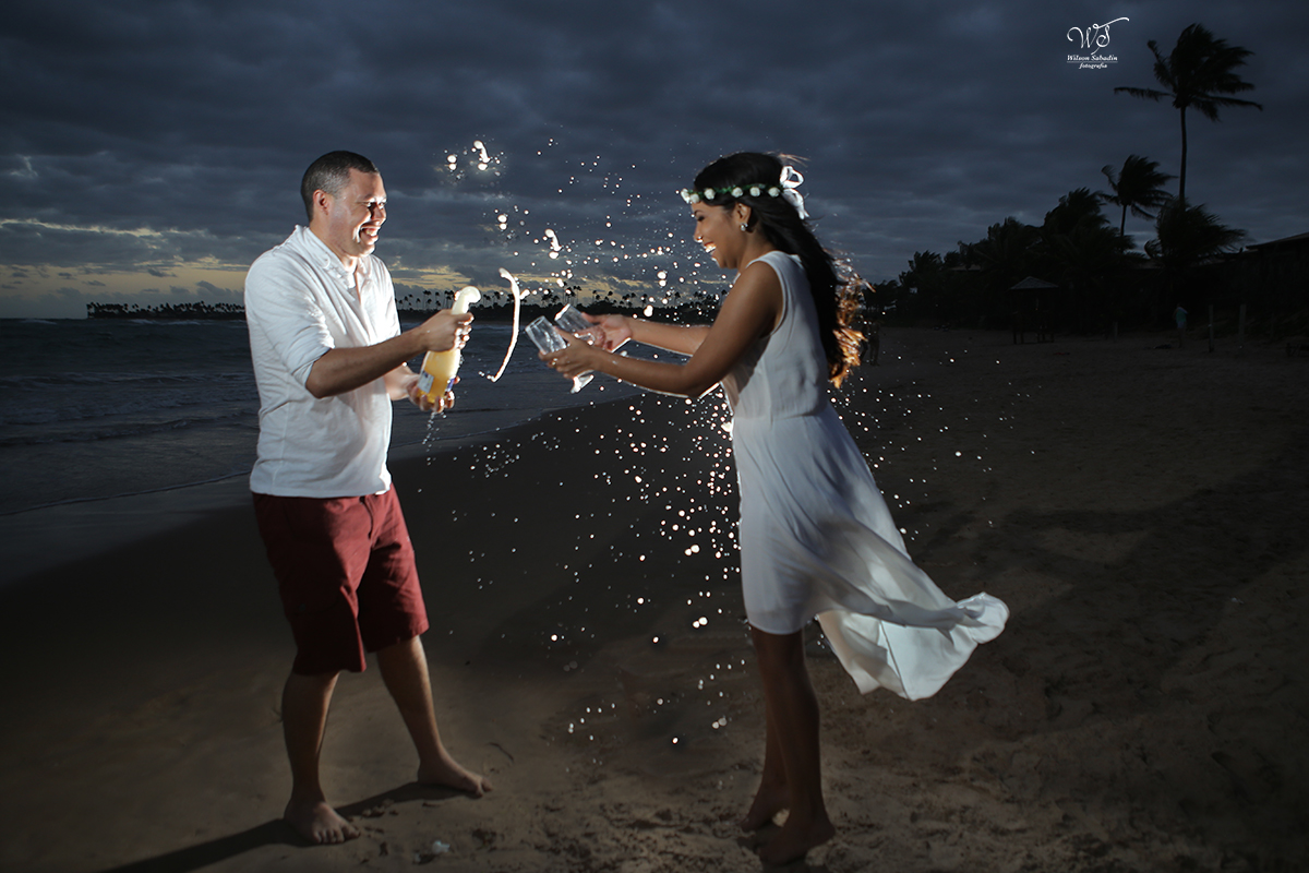 fotografia de casamento em Salvador Bahia, os noivos brindando na praia de Itacimirim Bahia