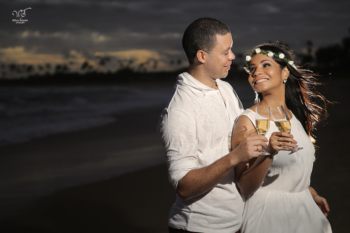 fotografia de casamento em Salvador Bahia, os noivos num lindo por do sol na praia
