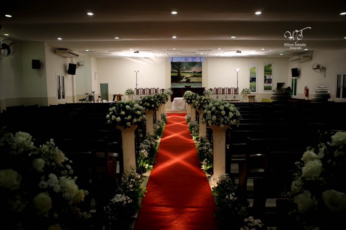 fotografia de casamento, noivos, noiva, noivo, fotografia de noivos, vestido de noiva, sapato, perfume, cabelo, véu, brinco, cruxificio, pai, mãe, padrinhos, padre, igreja, cerimonia, festa, salão de beleza, maquiagem, buquê, avó, buffê, bolo, convidados,