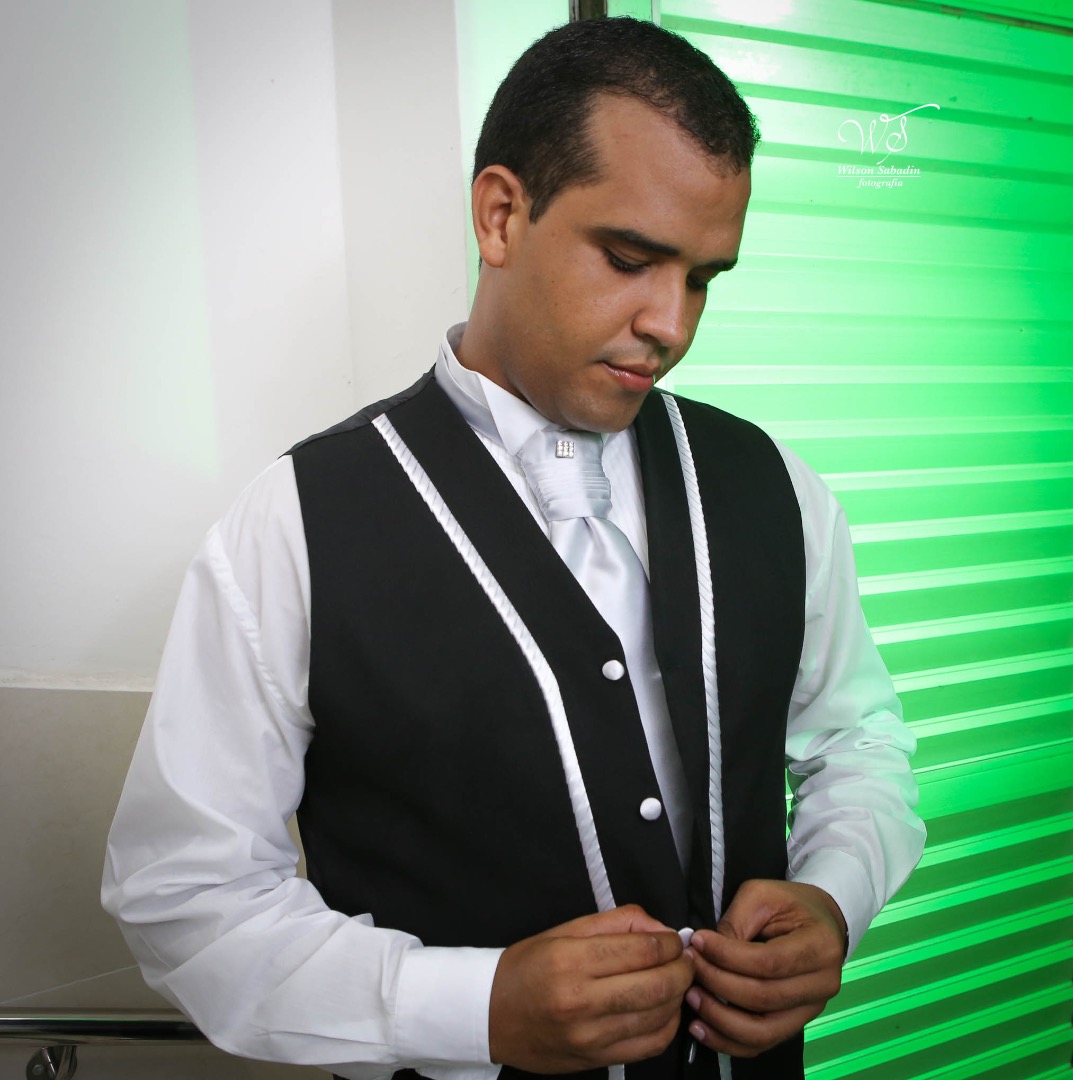 fotografia de casamento, noivos, noiva, noivo, fotografia de noivos, vestido de noiva, sapato, perfume, cabelo, véu, brinco, cruxificio, pai, mãe, padrinhos, padre, igreja, cerimonia, festa, salão de beleza, maquiagem, buquê, avó, buffê, bolo, convidados,