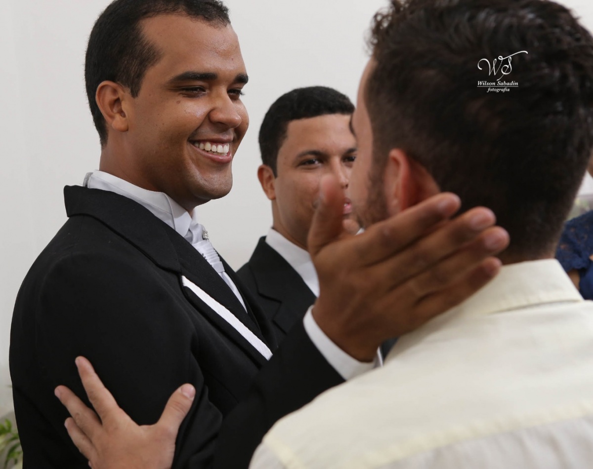 fotografia de casamento, noivos, noiva, noivo, fotografia de noivos, vestido de noiva, sapato, perfume, cabelo, véu, brinco, cruxificio, pai, mãe, padrinhos, padre, igreja, cerimonia, festa, salão de beleza, maquiagem, buquê, avó, buffê, bolo, convidados,