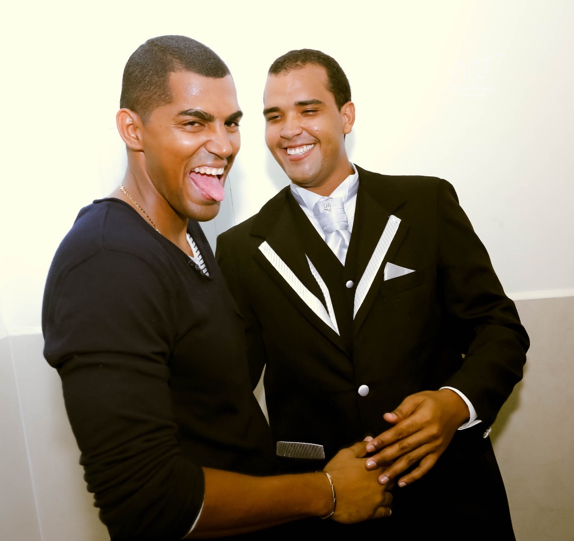 fotografia de casamento, noivos, noiva, noivo, fotografia de noivos, vestido de noiva, sapato, perfume, cabelo, véu, brinco, cruxificio, pai, mãe, padrinhos, padre, igreja, cerimonia, festa, salão de beleza, maquiagem, buquê, avó, buffê, bolo, convidados,