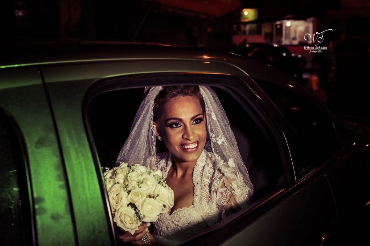 fotografia de casamento, noivos, noiva, noivo, fotografia de noivos, vestido de noiva, sapato, perfume, cabelo, véu, brinco, cruxificio, pai, mãe, padrinhos, padre, igreja, cerimonia, festa, salão de beleza, maquiagem, buquê, avó, buffê, bolo, convidados,