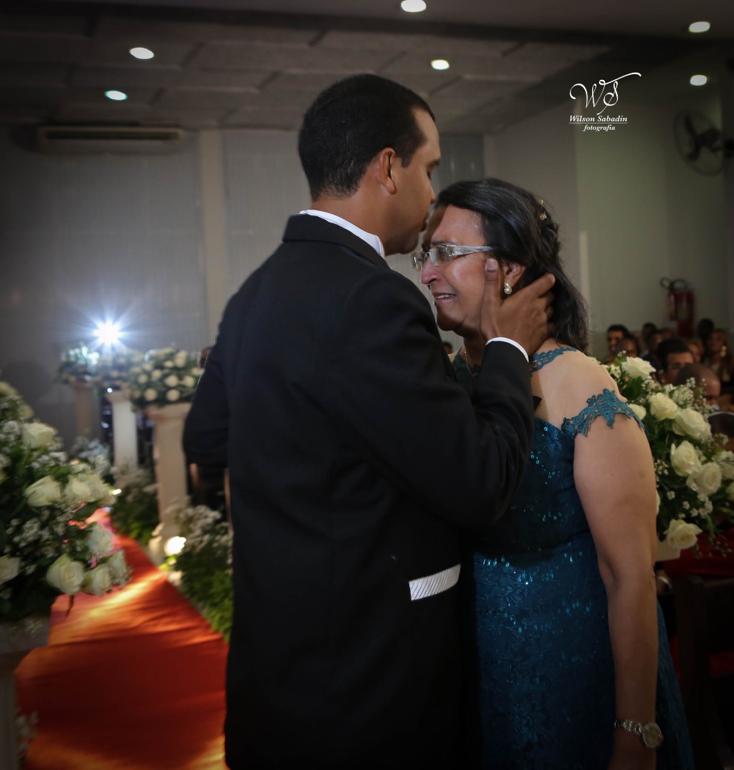 fotografia de casamento, noivos, noiva, noivo, fotografia de noivos, vestido de noiva, sapato, perfume, cabelo, véu, brinco, cruxificio, pai, mãe, padrinhos, padre, igreja, cerimonia, festa, salão de beleza, maquiagem, buquê, avó, buffê, bolo, convidados,