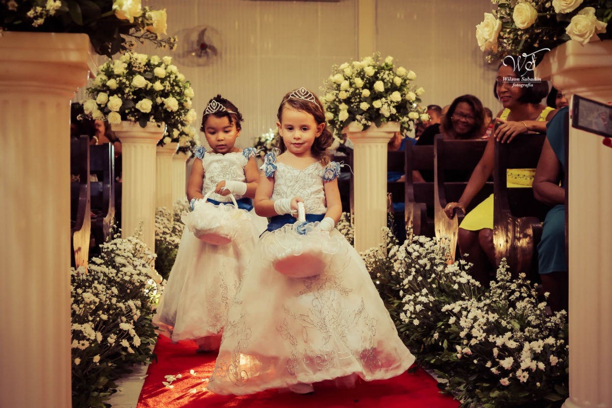 fotografia de casamento, noivos, noiva, noivo, fotografia de noivos, vestido de noiva, sapato, perfume, cabelo, véu, brinco, cruxificio, pai, mãe, padrinhos, padre, igreja, cerimonia, festa, salão de beleza, maquiagem, buquê, avó, buffê, bolo, convidados,