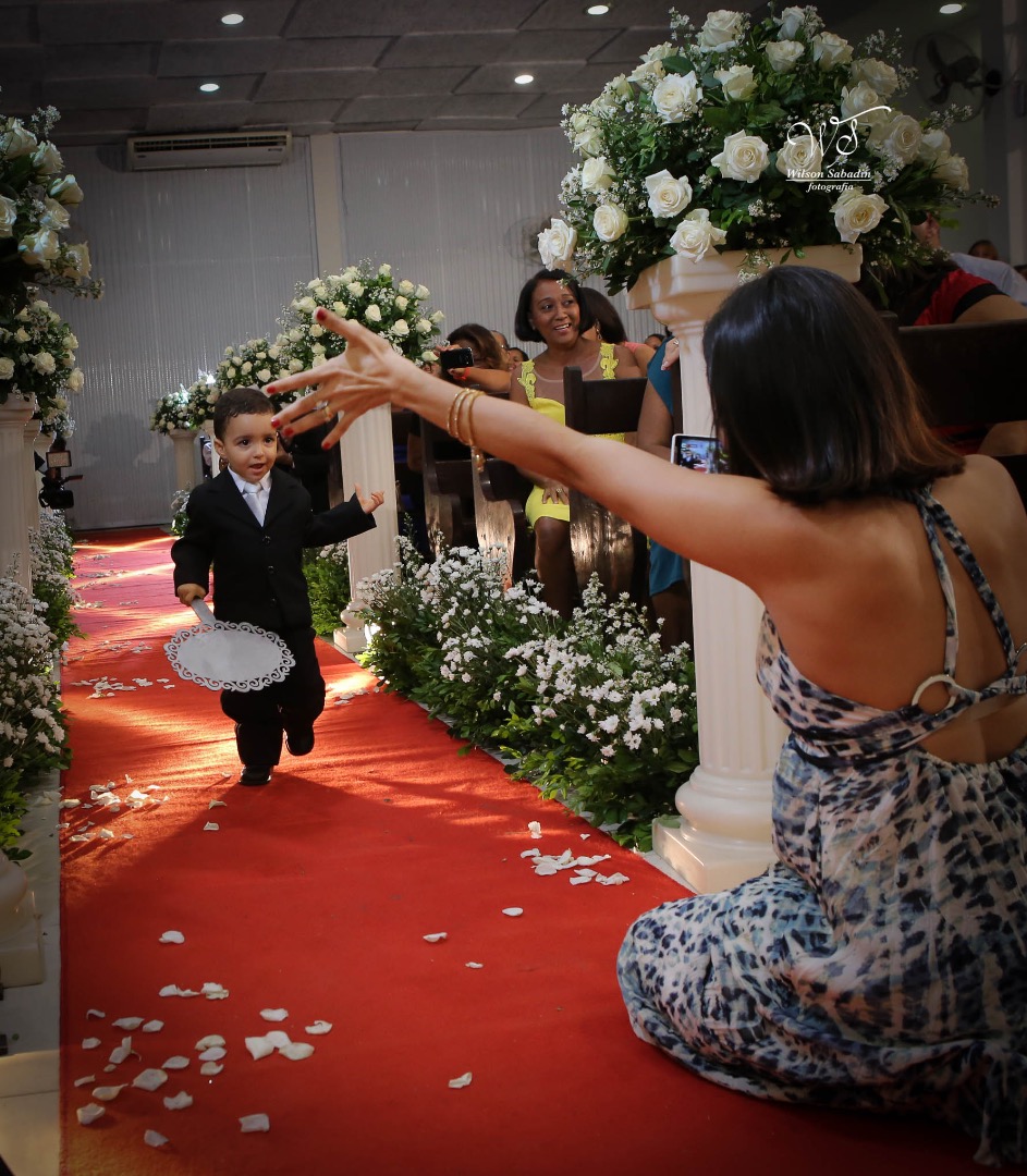 fotografia de casamento, noivos, noiva, noivo, fotografia de noivos, vestido de noiva, sapato, perfume, cabelo, véu, brinco, cruxificio, pai, mãe, padrinhos, padre, igreja, cerimonia, festa, salão de beleza, maquiagem, buquê, avó, buffê, bolo, convidados,