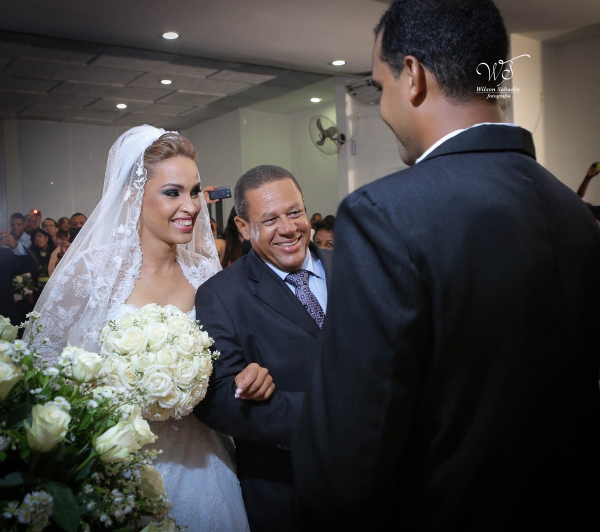 fotografia de casamento, noivos, noiva, noivo, fotografia de noivos, vestido de noiva, sapato, perfume, cabelo, véu, brinco, cruxificio, pai, mãe, padrinhos, padre, igreja, cerimonia, festa, salão de beleza, maquiagem, buquê, avó, buffê, bolo, convidados,