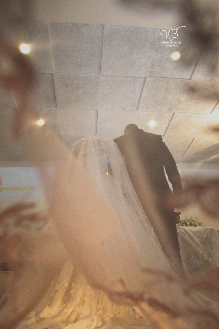 fotografia de casamento, noivos, noiva, noivo, fotografia de noivos, vestido de noiva, sapato, perfume, cabelo, véu, brinco, cruxificio, pai, mãe, padrinhos, padre, igreja, cerimonia, festa, salão de beleza, maquiagem, buquê, avó, buffê, bolo, convidados,