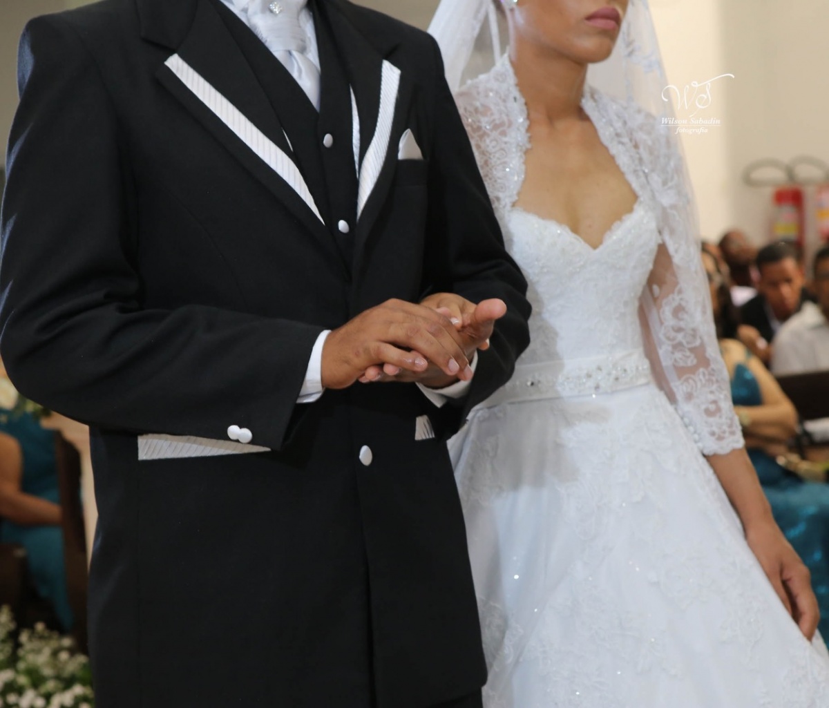 fotografia de casamento, noivos, noiva, noivo, fotografia de noivos, vestido de noiva, sapato, perfume, cabelo, véu, brinco, cruxificio, pai, mãe, padrinhos, padre, igreja, cerimonia, festa, salão de beleza, maquiagem, buquê, avó, buffê, bolo, convidados,