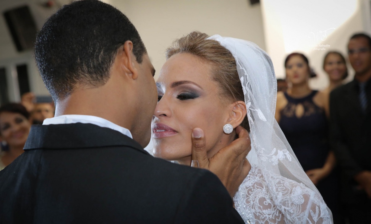 fotografia de casamento, noivos, noiva, noivo, fotografia de noivos, vestido de noiva, sapato, perfume, cabelo, véu, brinco, cruxificio, pai, mãe, padrinhos, padre, igreja, cerimonia, festa, salão de beleza, maquiagem, buquê, avó, buffê, bolo, convidados,