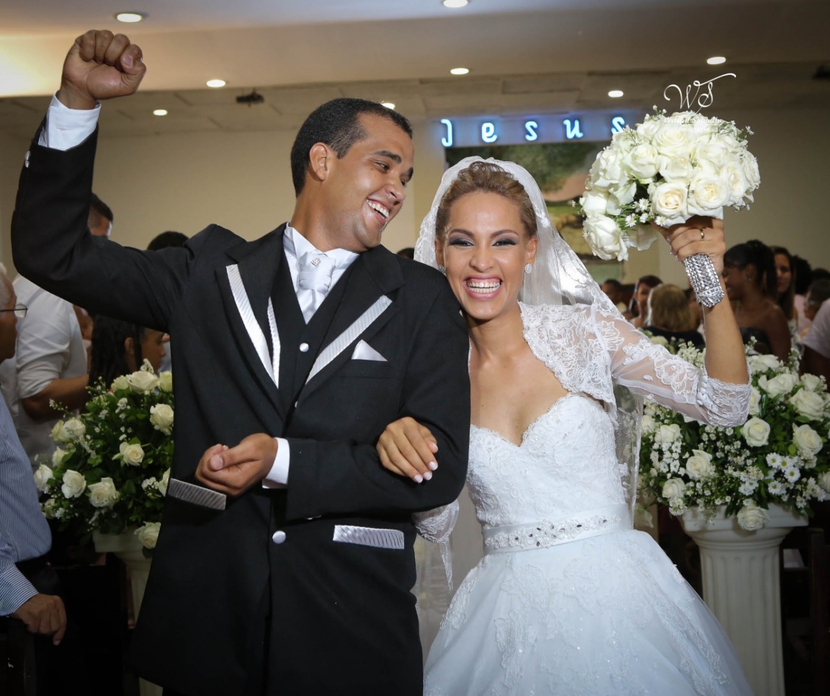 fotografia de casamento, noivos, noiva, noivo, fotografia de noivos, vestido de noiva, sapato, perfume, cabelo, véu, brinco, cruxificio, pai, mãe, padrinhos, padre, igreja, cerimonia, festa, salão de beleza, maquiagem, buquê, avó, buffê, bolo, convidados,
