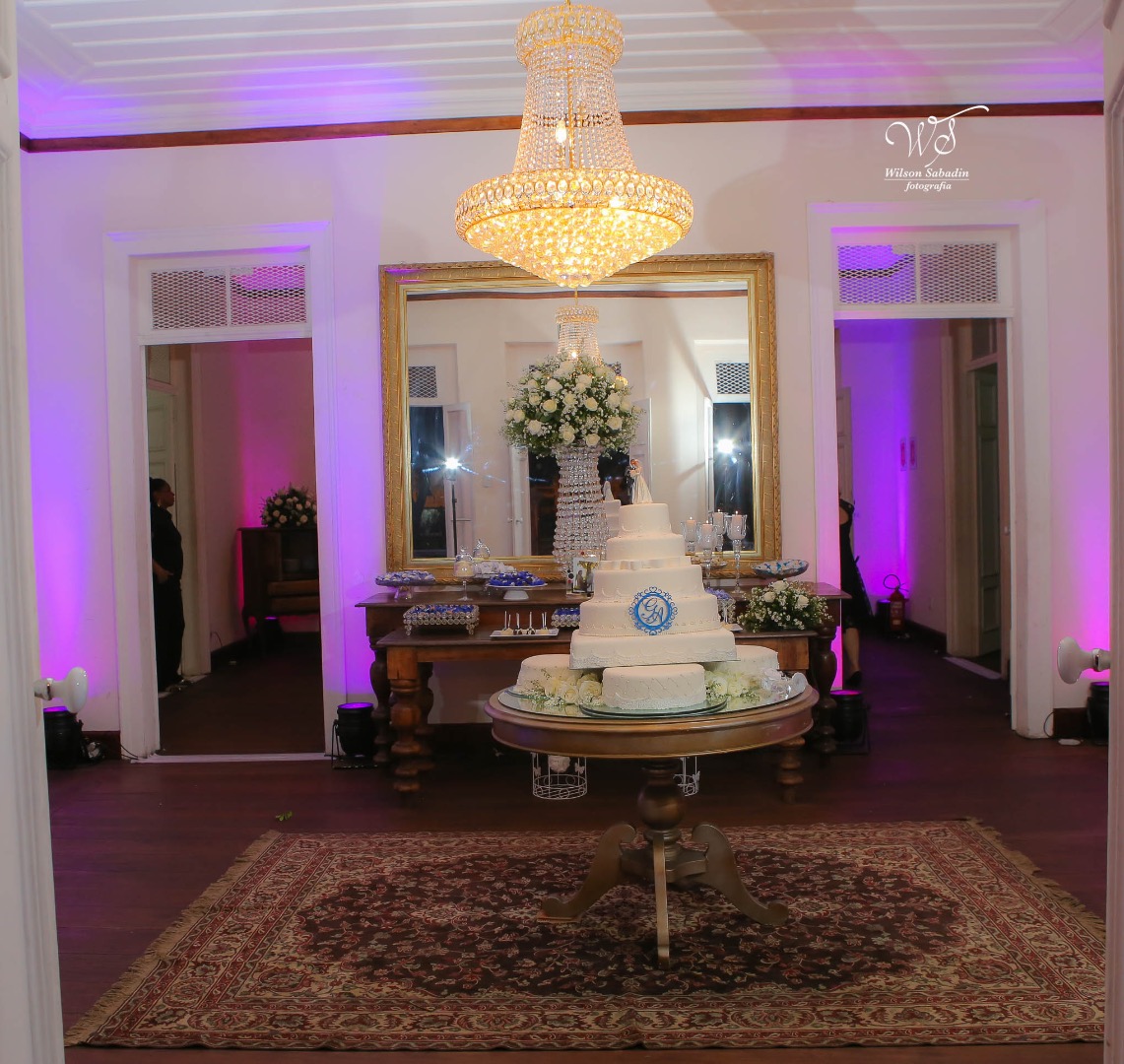 fotografia de casamento, noivos, noiva, noivo, fotografia de noivos, vestido de noiva, sapato, perfume, cabelo, véu, brinco, cruxificio, pai, mãe, padrinhos, padre, igreja, cerimonia, festa, salão de beleza, maquiagem, buquê, avó, buffê, bolo, convidados,