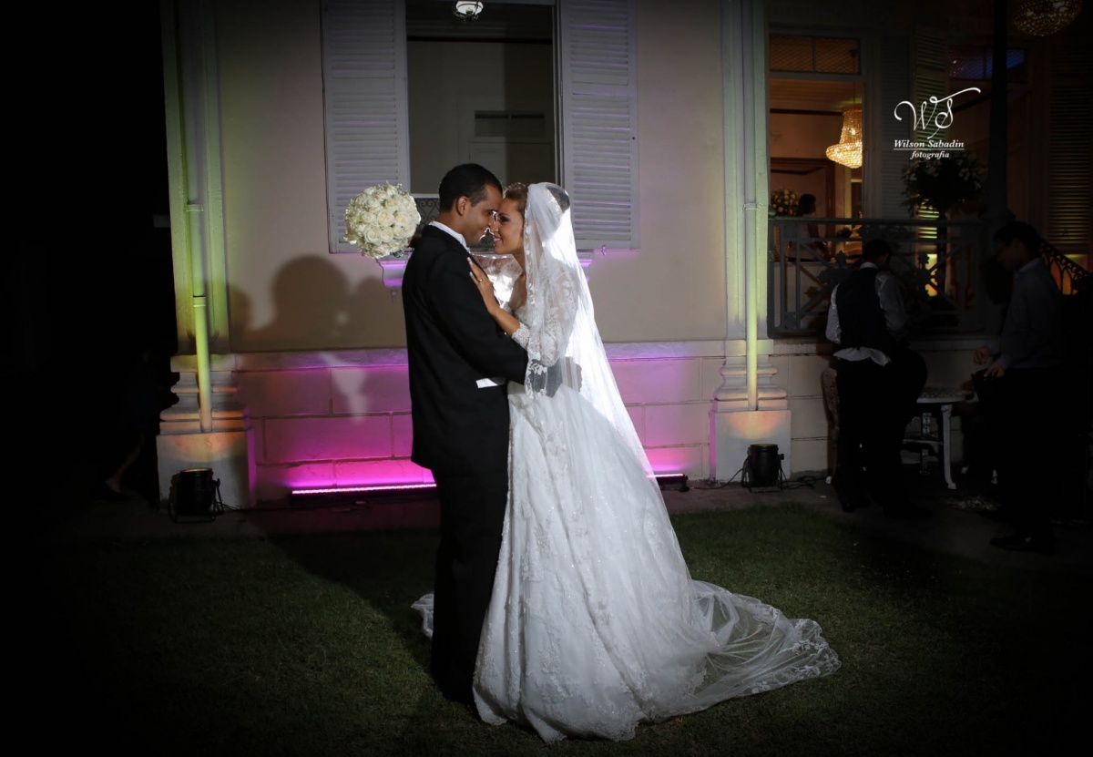 fotografia de casamento, noivos, noiva, noivo, fotografia de noivos, vestido de noiva, sapato, perfume, cabelo, véu, brinco, cruxificio, pai, mãe, padrinhos, padre, igreja, cerimonia, festa, salão de beleza, maquiagem, buquê, avó, buffê, bolo, convidados,