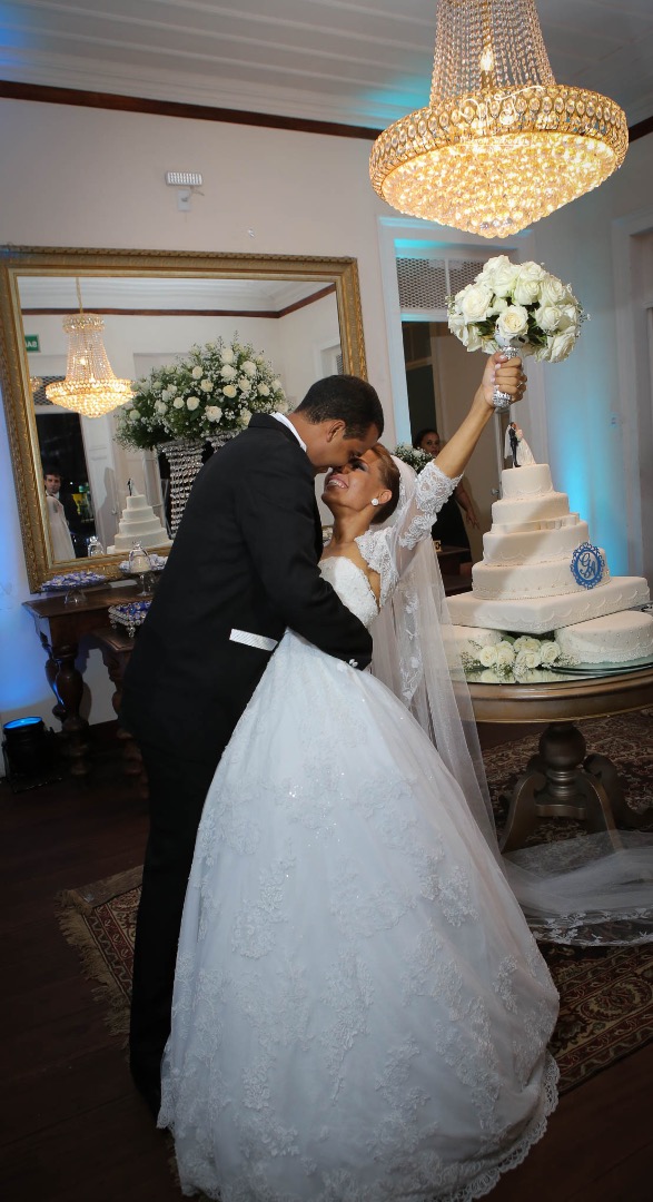 fotografia de casamento, noivos, noiva, noivo, fotografia de noivos, vestido de noiva, sapato, perfume, cabelo, véu, brinco, cruxificio, pai, mãe, padrinhos, padre, igreja, cerimonia, festa, salão de beleza, maquiagem, buquê, avó, buffê, bolo, convidados,