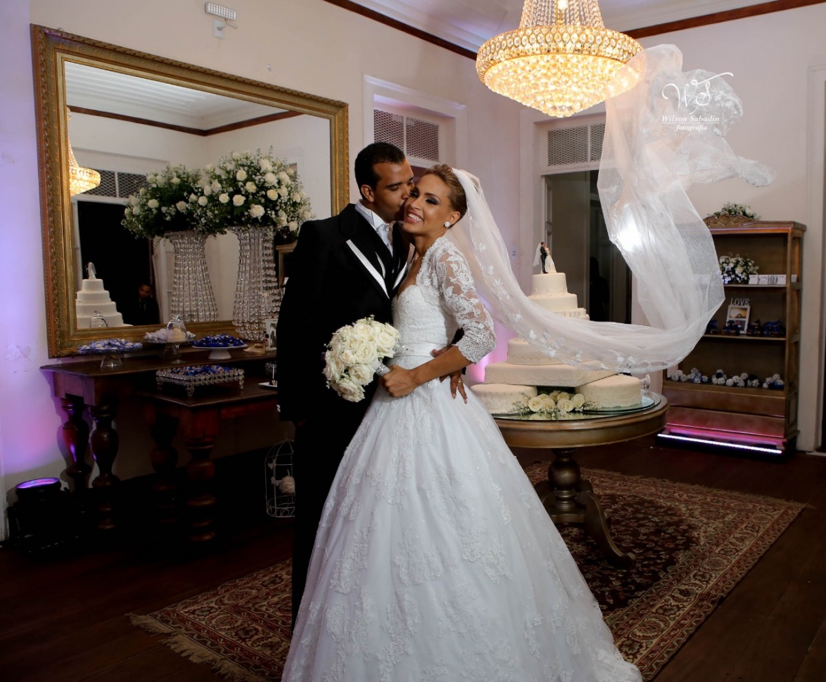 fotografia de casamento, noivos, noiva, noivo, fotografia de noivos, vestido de noiva, sapato, perfume, cabelo, véu, brinco, cruxificio, pai, mãe, padrinhos, padre, igreja, cerimonia, festa, salão de beleza, maquiagem, buquê, avó, buffê, bolo, convidados,