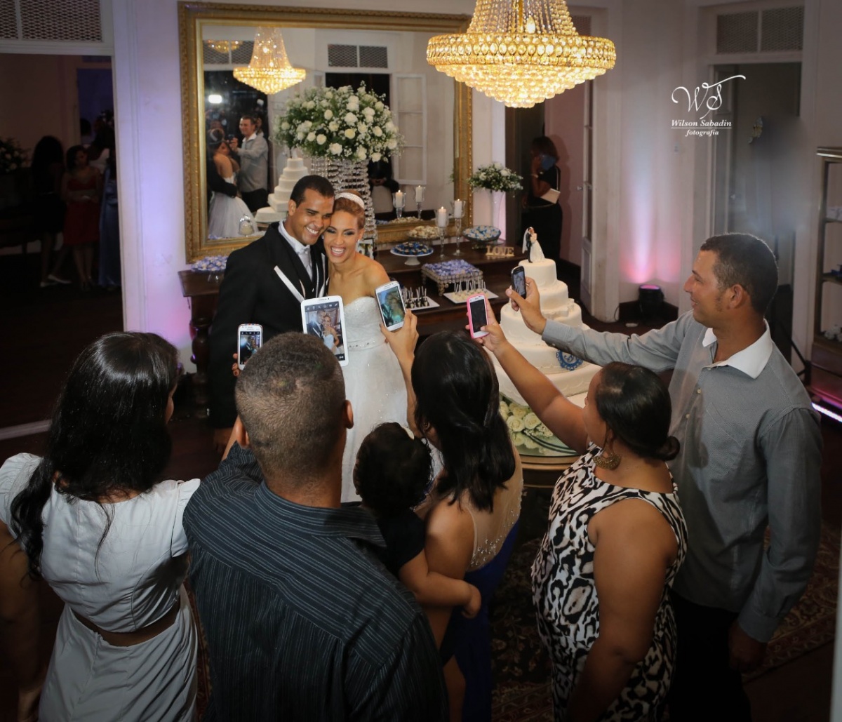 fotografia de casamento, noivos, noiva, noivo, fotografia de noivos, vestido de noiva, sapato, perfume, cabelo, véu, brinco, cruxificio, pai, mãe, padrinhos, padre, igreja, cerimonia, festa, salão de beleza, maquiagem, buquê, avó, buffê, bolo, convidados,