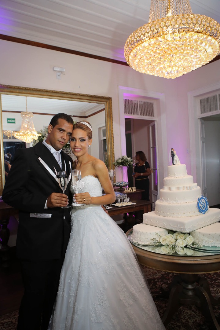 fotografia de casamento, noivos, noiva, noivo, fotografia de noivos, vestido de noiva, sapato, perfume, cabelo, véu, brinco, cruxificio, pai, mãe, padrinhos, padre, igreja, cerimonia, festa, salão de beleza, maquiagem, buquê, avó, buffê, bolo, convidados,