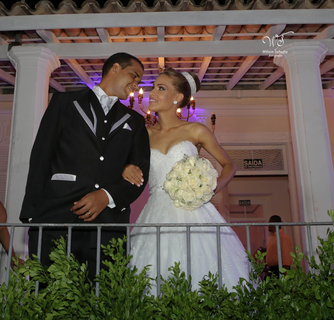 fotografia de casamento, noivos, noiva, noivo, fotografia de noivos, vestido de noiva, sapato, perfume, cabelo, véu, brinco, cruxificio, pai, mãe, padrinhos, padre, igreja, cerimonia, festa, salão de beleza, maquiagem, buquê, avó, buffê, bolo, convidados,