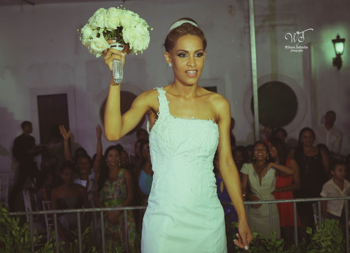 fotografia de casamento, noivos, noiva, noivo, fotografia de noivos, vestido de noiva, sapato, perfume, cabelo, véu, brinco, cruxificio, pai, mãe, padrinhos, padre, igreja, cerimonia, festa, salão de beleza, maquiagem, buquê, avó, buffê, bolo, convidados,