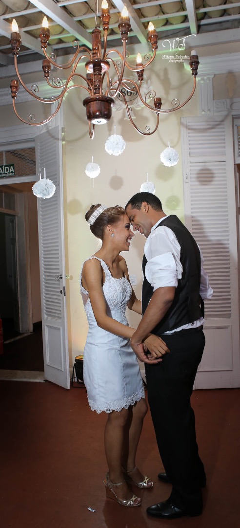 fotografia de casamento, noivos, noiva, noivo, fotografia de noivos, vestido de noiva, sapato, perfume, cabelo, véu, brinco, cruxificio, pai, mãe, padrinhos, padre, igreja, cerimonia, festa, salão de beleza, maquiagem, buquê, avó, buffê, bolo, convidados,