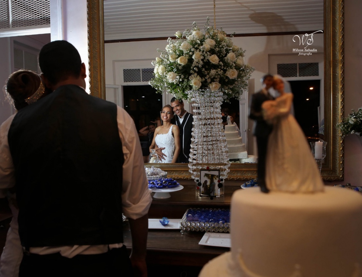 fotografia de casamento, noivos, noiva, noivo, fotografia de noivos, vestido de noiva, sapato, perfume, cabelo, véu, brinco, cruxificio, pai, mãe, padrinhos, padre, igreja, cerimonia, festa, salão de beleza, maquiagem, buquê, avó, buffê, bolo, convidados,